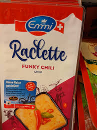 Vier lernende präsentieren ihre lehre als milchpraktikerin und milchtechnologin bei der grössten milchverarbeiterin der schweiz. Emmi Verlost Schweizer E Bike Hamsterrausch