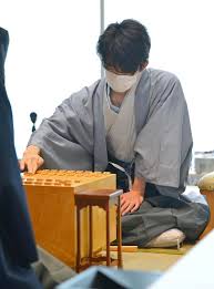The word means the king's rank (王 ō 'king' + 位 i 'rank, position'). è—¤äº•ä¸ƒæ®µ æœ€å¹´å°'ç²å¾—ç›®æŒ‡ã™ å°†æ£‹çŽ‹ä½æˆ¦é–‹å¹•ï¼'æ—¥ç›® ã‚¤ã‚¶