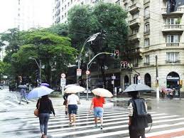 Com temperatura de 36 graus e sensação térmica de 38 graus. Sao Paulo Inicia A Semana Com Chuvas E Baixas Temperaturas