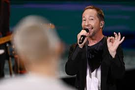 hook believe in freedom, we all need love believe in freedom, we all need love believe in freedom, we all need love believe in freedom, we all need love. Bei Sing Meinen Song Verraten Darum Sah Sich Dj Bobo Bereits Mental Im Knast News De