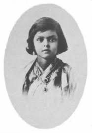 Gayatri devi , maharani von jaipur, geboren als prinzessin gayatri von cooch behar , mit ihrem ehemann man singh ii , dem letzten regierenden maharaja des staates jaipur. Gayatri Devi Wikipedia