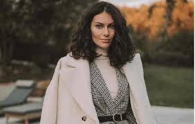 Alta, magra, mora, riccia e con occhi azzurri tanto da sembrare. Paola Turani E La Serata Piu Bella In Montagna Il Primo Freddo E Tanta Dolcezza Foto