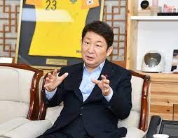 진보적 정치학자인 김태일 영남대학교 정치외교학과 교수는 권영진 시장의 정치적 반대자와 비판세력, 이해관계가 다른 사람들까지 손잡고, 협력을 통한 시정활동을 긍정적으로 평가하기도 했다. ê¶Œì˜ì§„ ëŒ€êµ¬ì‹œìž¥ ê°€ë•ì‹ ê³µí•­ íŠ¹ë³„ë²•ì€ ìž…ë²•ë…ìž¬ ì†Œì†¡ í•˜ê² ë‹¤