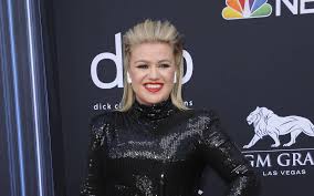 The kelly clarkson show has been slotted to take over the daytime slot currently occupied by ellen nbc has carried ellen in major markets across the nation. Kelly Clarkson Empfiehlt Taylor Swift Ihre Alten Songs Noch Einmal Neu Aufzunehmen
