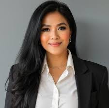 Laurie Malloy's Instagram, Twitter & Facebook