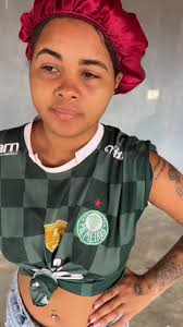 Mulher Na Geladeira E Homem Atrás