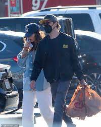 Good photos will be added to photogallery. Lily James Sieht Gemutlich Mit Ihrem Freund Michael Shuman Aus Nachdem Sie Die Eltern Des Rockers Getroffen Hat Aktuelle Boulevard Nachrichten Und Fotogalerien Zu Stars Sternchen