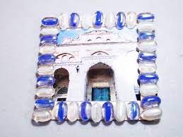 Las piedras estén bien sujetas a la tablilla con un potente adhesivo. Como Hacer Un Marco Con Piedras Decorativas Y Palitos De Paleta Manualidadesconninos Youtube