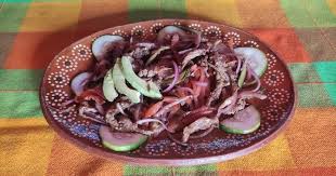 Agregar sal para sazonar un poco junto con el cilantro, la pimienta y el orégano, incorporar el jugo de limón y naranja. Tiritas De Pescado