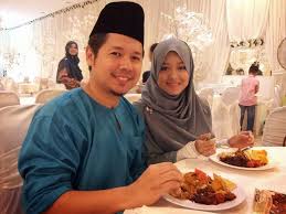 Dan menerusi posting terbaru di akaun cik epal pula, ternyatalah ini bukanlah kali pertama nama cik epal dikaitkan dengan kontroversi atau bertindak untuk membersihkan namanya di mahkamah. Foto Cantik Perkahwinan Blogger Cik Epal Ami Jofli