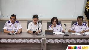 Check spelling or type a new query. Foto Dirjen Perhubungan Udara Umumkan Penurunan Tarif Tiket Pesawat Merdeka Com