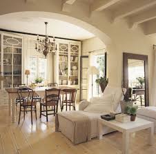 Está construida con madera y vidrio, y se compone de 2 partes, el superior, que es de mdf, es el cuerpo de la vitrina, y el inferior, que es de pino cepillado, es la base o soporte. Comedor Cocinas Con Arcos De Madera Novocom Top