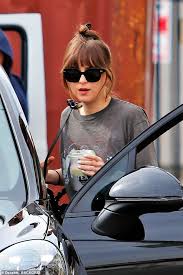 Последние твиты от dakota johnson news (@dakotajfan). Dakota Johnson Schritte Fur Den Salon Besuchen Bevor Sie Ein Hot Pilates Training In Los Angeles Aktuelle Boulevard Nachrichten Und Fotogalerien Zu Stars Sternchen
