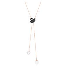 Naturalmente brillante y siempre de moda, collares, pulseras y pendientes en tonos plateados son las opciones con mayor éxito. Swarovski Iconic Swan Y Necklace Black Rose Gold Tone Plated Swarovski Com