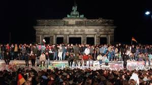 Bis 1989 wurden der sogenannte antifaschistische schutzwall für den frieden jahr für jahr ausgebaut, modernisiert und perfektioniert. Die 5 Wichtigsten Fakten Der Berliner Mauer