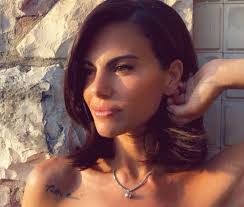 Che racchiude tutti i sacrifici che ho fatto nella vita, tutte le scelte, le lontananze, le rinunce. Bianca Guaccero Intrigante Su Instagram Spallina Giu E Pizzo Trasparente Ma Monta La Polemica