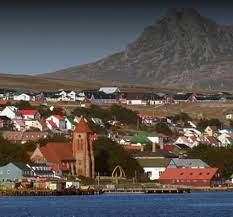 Ubicadas en el océano atlántico, a 500 kilómetros del territorio continental argentino, conforman un archipiélago en el que las islas de mayor superficie son las llamadas gran malvina y soledad. Islas Malvinas The Polar Travel Company