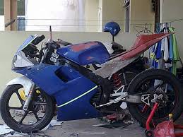 Yamaha tzm 150 mungkin akan sayang kalau dimodifikasi, tapi kalau modifikasinya bergaya motor balap begini masih bisa dimaklumi. Yamaha Tzm Motogp Style