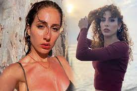 İlk olarak medcezir dizisiyle karşımıza çıkan kimya gökçe aytaç, devamında yahşi cazibe, zeyrek ve çeyrek, kertenkele, rüzgarın kalbi gibi dizilerde rol alan oyuncunun son dizisi erkenci kuş oldu. Bir Zamanlar Cukurova Nin Fadik Inin Sevgilisi Bakin Kim Cikti Bikinili Pozuyla Sosyal Medyayi Sallayan Polen Evlilik Arifesinde Galeri Takvim