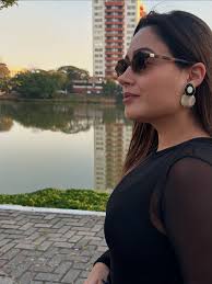 Na análise de coloração pessoal, uma das etapas mais importantes é a  análise do subtom de pele. No caso dessa cliente sua pele reage sendo mais  valorizada na temperatura Fria (tecido rosa),