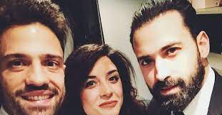 Γιάννης δόξας μες το μυαλό μου είναι ο κόσμος ένα βήμα και έχω σπαθί για κάθε γόρδιο δεσμό δεν είμαι ο θήτης αλλά ούτε και το θύμα έχω. Pantreythke H Aderfh Toy Kwnstantinoy Argyroy Deite Fwtografies Fthis Gr