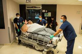 Juan pedro franco salas en su cama, con 594,8 kilos de peso, sosteniendo el registro del libro de récords guinness que lo certifica como el hombre más obeso del mundo. After Eman World S Heaviest Man At 595kg Undergoes Weight Loss Surgery In Mexico World News Hindustan Times