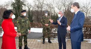 Das team der redaktion der bundeswehr ist mit der kamera immer ganz nah an der truppe. Bundeswehr Unterstutzt Bei Pandemie Bekampfung Baden Wurttemberg De