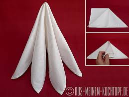 Gefaltete servietten sind immer ein blickfang auf einem gedeckten tisch. Servietten Falten Vom Tafelspitz Zur Bestecktasche
