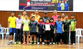 Jabatan belia dan sukan negeri sembilan dengan kerjasama persatuan permotoran malaysia. Kem Bakat Badminton Kbs Sur Twitter Para Peserta Kembakatkbs Peringkat Negeri Sembilan Kelihatan Ceria Sebaik Membuat Tagline Dan Menerima Sijil Tamat Latihan Yang Disampaikan Oleh Pengarah Jabatan Belia Dan Sukan Negeri