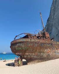 O navio, chamado rio, perdeu sua âncora no porto de novorossisk e encalhou a pouco mais de 30 quilômetros, perto da cidade de guelendjik. O Navio Encalhado No Meio Na Navagio Beach Praia Grega Tambem Conhecida Como Shipwreck Beach Termo Em Ingles Que Significa Naufragio Sailing Ships Sailing Boat