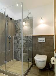Dusche Mit Mosaikfliesenwand In Grau Und Glasernen Wanden Daneben Wc Bereich Badezimmer Mosaik Mosaik Fliesen Dusche Glas Badezimmer