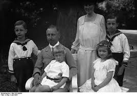 Louis ferdinand victor eduard adalbert michael hubertus prinz von preußen war von 1951 bis 1994 chef des hauses hohenzollern. Prince Oskar Of Prussia Wikiwand