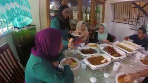 Hari raya kamerasını selfie için kullanın veya kocanız, eşiniz, babanız, anneniz, kız kardeşleriniz, kardeşleriniz, kardeşleriniz, akrabalarınız, aileniz. Hari Raya Haji Celebration 2017 Youtube