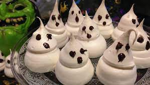 Ces gateaux terrifiants sont faciles à réaliser avec les enfants et seront parfaits pour un gouter d'halloween. Meringues Fantomes D Halloween Les Gourmandises De Nemo