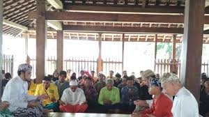 Sunan giri hanya berbagi tatap dengan para wali, termasuk sunan kalijaga, sunan bonang, sunan muria, sunan kudus, sunan drajat, dan sunan gunung jati. Syair Doa Santri Syekh Siti Jenar Di Tradisi Tawurji Regional Liputan6 Com