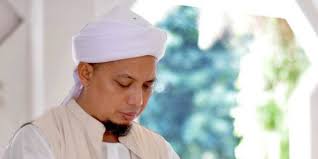 Namun di tahun 2017 ini arifin ilham kemudian mengejutkan publik dengan adanya istri ketiga. Datangi Makam Suami Istri Ketiga Ustaz Arifin Ilham Tulis Curhatan Pilu Dream Co Id