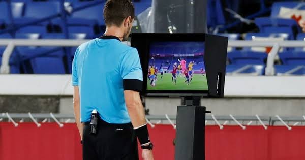 Hay que acabar con el VAR para que el VAR no acabe con el fútbol