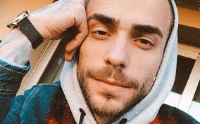 He won the fifth season of the portuguese version of pop idol in 2012. Diogo Picarra Chora A Morte Do Irmao Mais Novo Nova Gente