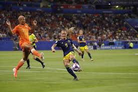 Anastasia pustovoytova (russie) assistée de ekaterina kurochkina (russie) et petruta iugulescu (roumanie). Compositions D Angleterre Suede Les Suedoises Avec Kosovare Asllani L Equipe