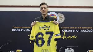 Premier lig ekiplerinden arsenal forması giyen ancak bu sezon forma şansı bulamayan ve son olarak kadroya dahil edilmeyen türk asıllı alman futbolcu mesut özil fenerbahçe'de! Mesut Ozil Imzali 3 Forma 36 Bin Euro Ya Satildi