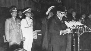 Sosok yang pernah menampar soeharto itu tak lain adalah alex evert kawilarang, saat itu dia menjabat sebagai panglima selaku atasan dari soeharto. Cara Soeharto Menyingkirkan Para Pesaingnya Kolom Bersama Berdialog Untuk Mencapai Pemahaman Dw 08 06 2019