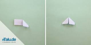 Das quadratische papier wird einmal so in der mitte gefaltet, dass eine diagonale bruchlinie entsteht . Tangrami Anleitung 3d Origami Schwan Falten Origami Design Origami 3d Origami