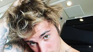 17 justin bieber frisuren 2019 wenn es um justin bieber geht braucht man kaum einen zusammenhang und das gilt auch für justin biebers haarschnitt und frisur. Zuruck Zur Zausel Frisur Justin Bieber Lasst Haare Wachsen Promiflash De