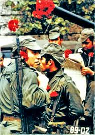 Foram militares portugueses, homens, que pensaram e executaram o golpe de estado de 1974 para acabar com a guerra colonial e com uma ditadura de. Revolucao Dos Cravos Frumentarius