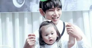  12 Potret Idol Kpop Bersama Anak Kecil Ini Sukses Bikin Baper Kim Taehyung Funny Taehyung Kim Taehyung