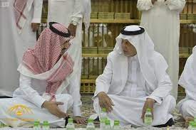 بالصور الأمير خالد الفيصل ونائبه يشاركان رجال الأمن طعام الإفطار في المسجد الحرام fashion coat lab coat