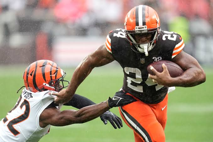 Browns' great Nick Chubb announces retirement from NFL
