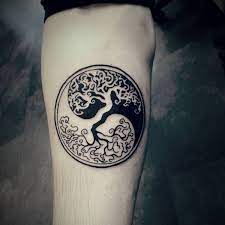 Les personnes qui choisissent l'arbre comme modèle de tatouage accordent une importance particulière à l'évolution de la vie. Tatouage Arbre De Vie Modeles Populaires Et Signification Arbre De Vie Tatouage Tatouage Arbre De Vie Tatouage Naruto