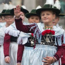 Das erleben flüchtlinge auf dem oktoberfest. Oktoberfest 2015 Prachtiger Trachtenumzug Zum Wiesn Auftakt Welt
