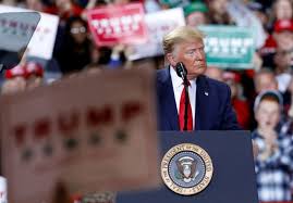 Ériger l'anglais au statut de seule langue (étrangère) valant la peine d'être apprise, l'instituer comme seule alternative à la langue nationale, c'est se tirer à terme une balle dans le pied. Trump En Meeting Se Tire Une Balle Dans Le Pied Gonzo Music